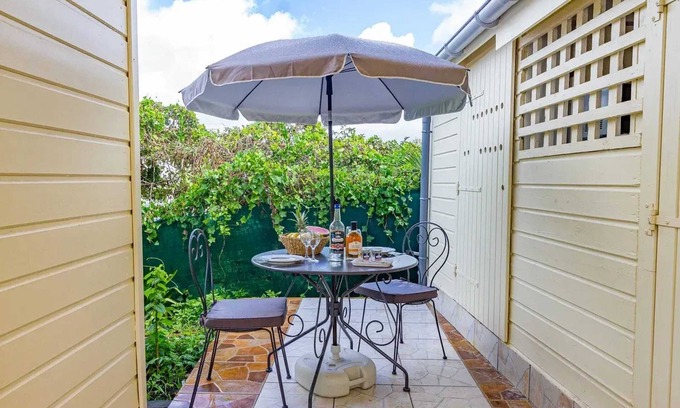 L'Houezel Apartment | Homerez - Charming Creole-style studio in Le Gosier