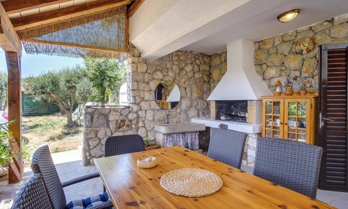 Martinscica House | Homerez - Charming House in Martinšćica + Garden