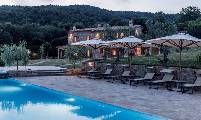 Umbertide Villa | Homerez - Large villa for 16 pers. with pool, garden and terrace in Perugia