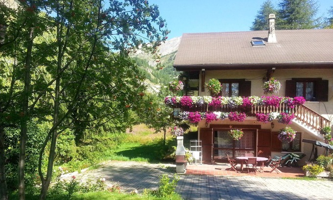 Esteng Apartment | Homerez - Nice appartement for 2 ppl. with terrace at Entraunes