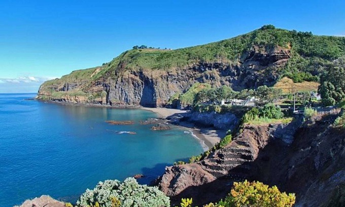 Caloura House | Homerez - Peaceful Retreat with Jacuzzi in Lagoa