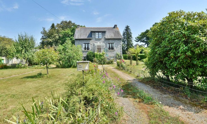 Quebriac House | Homerez - Spacious house for 6 ppl. with garden and terrace at Québriac