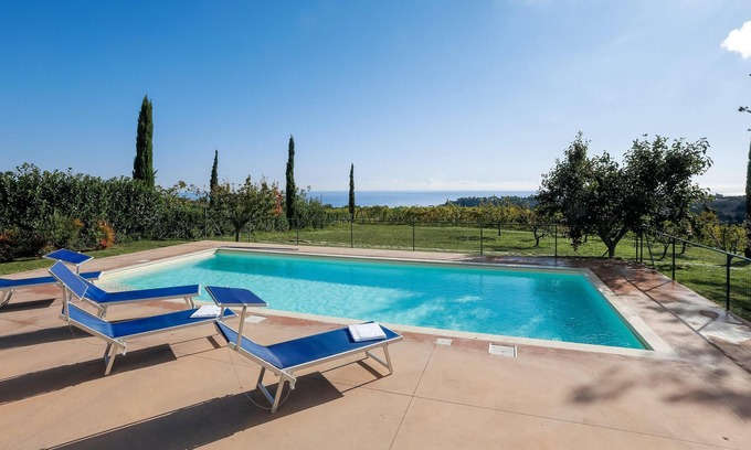 Cupra Marittima Villa | Homerez - Villa for 11 ppl. with swimming-pool and sea view at Cupra Marittima