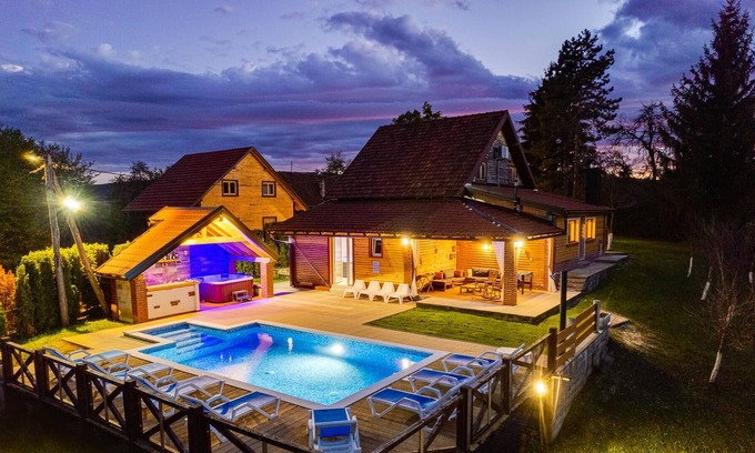 Gornje Dubrave Villa | Homerez - Villa for 8 ppl. with swimming-pool, sauna, jacuzzi, spa and terrace