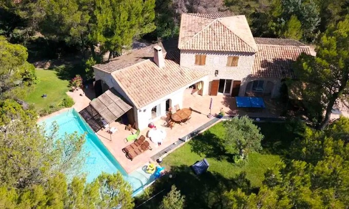 Rousset Villa | Homerez - Villa for 10 ppl. with swimming-pool, garden and balcony at Rousset