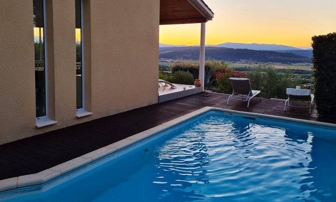 Villeneuve Villa | Homerez - Villa for 8 ppl. with swimming-pool, terrace and balcony at Villeneuve