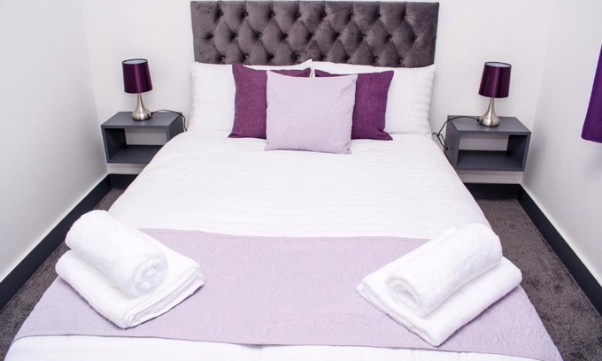 Seisdon House | Homestay in Birmingham Sleeps 8 - Free Parking & Wifi