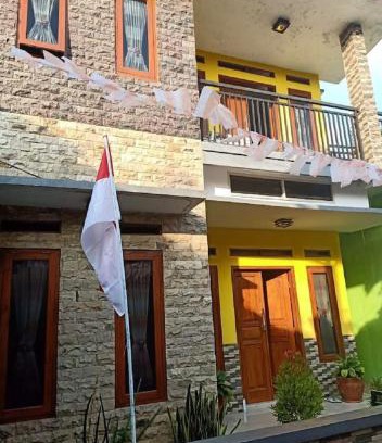 Kuningan House | Homestay Kuning Ceria - Murah, Akses kota & wisata