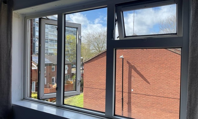 Coventry House | Homestays - Modern House Near Coventry City Centre