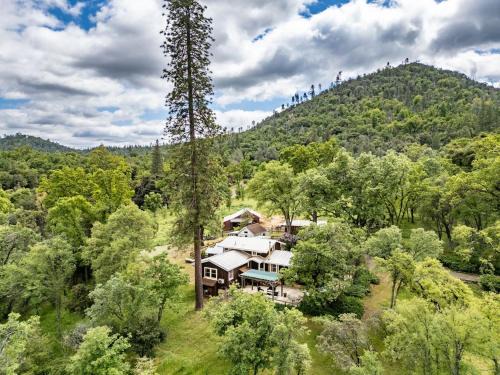 Midpines House | Homestead Ranch near Yosemite with Horses and Chickens