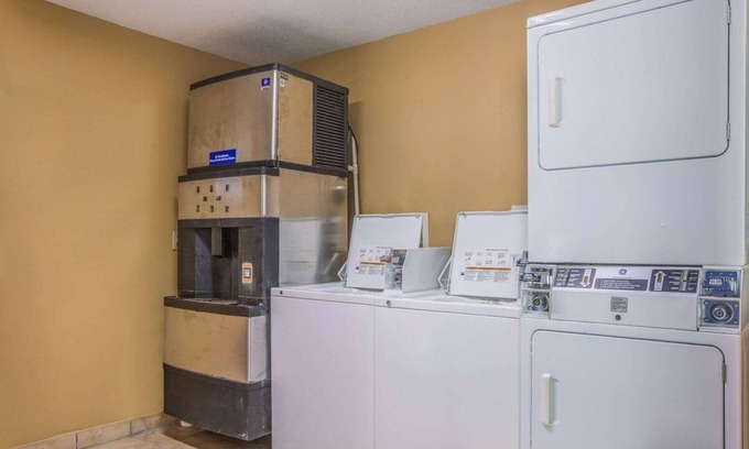 Macon Hotel | HomeTown Inn & Suites