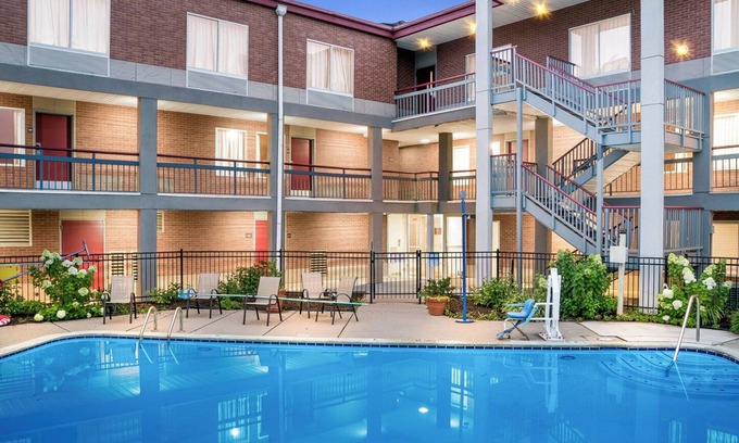 Auburn Hills Hotel | HomeTowne Studios by Red Roof Auburn Hills