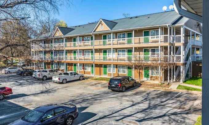 Norcross Hotel | HomeTowne Studios by Red Roof Atlanta NE - Downtown Norcross