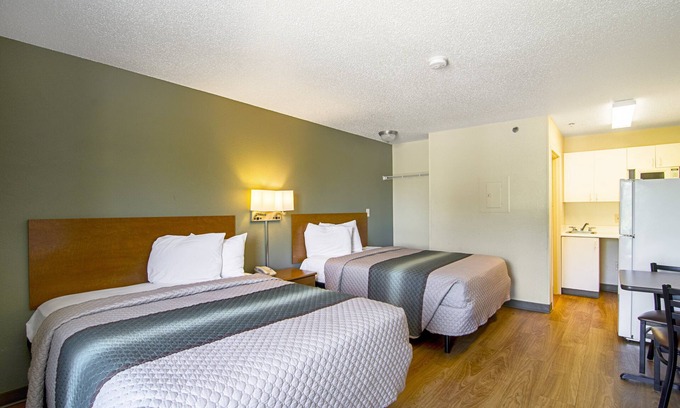Waukegan Hotel | HomeTowne Studios by Red Roof Chicago - Waukegan