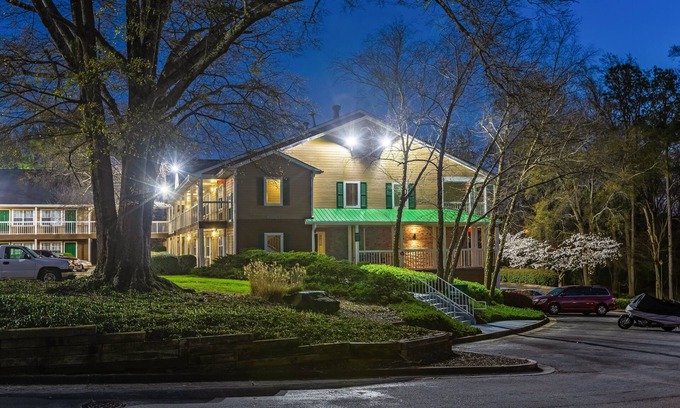 Norcross Hotel | HomeTowne Studios by Red Roof Atlanta NE - Downtown Norcross