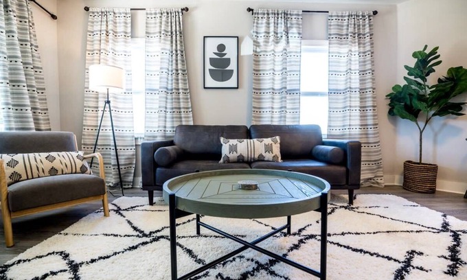 Lakeshore South House | Homey 3 Bedroom in Murray Hill