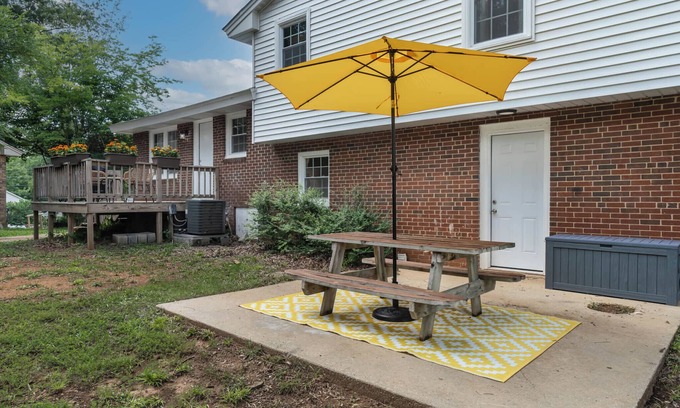 East Raleigh House | Homey 4-bedroom house w/Game Room and Backyard! Sleeps 7