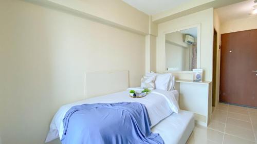 Kayu Putih Apartment | Homey and Best Place Studio Tifolia Apartment By Travelio