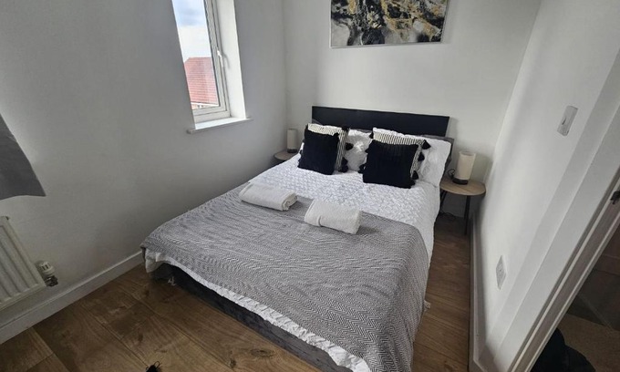 Swindon House | Homington House Long Stays Sleeps 8 Free Parking