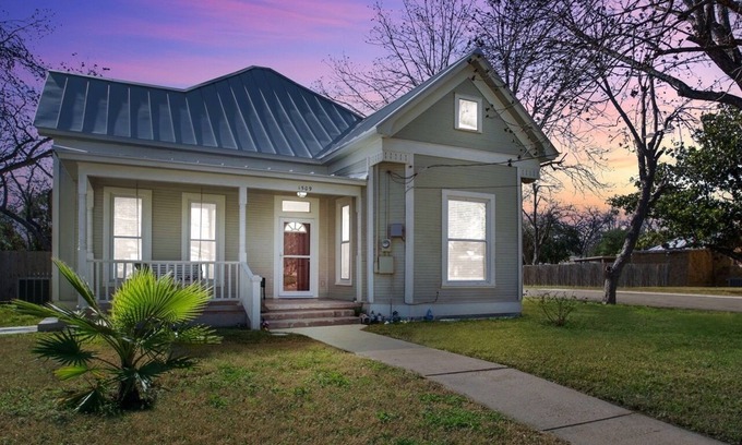 Hondo House | Hondo Haus | 2 King Suites Dog-Friendly Fenced Yard