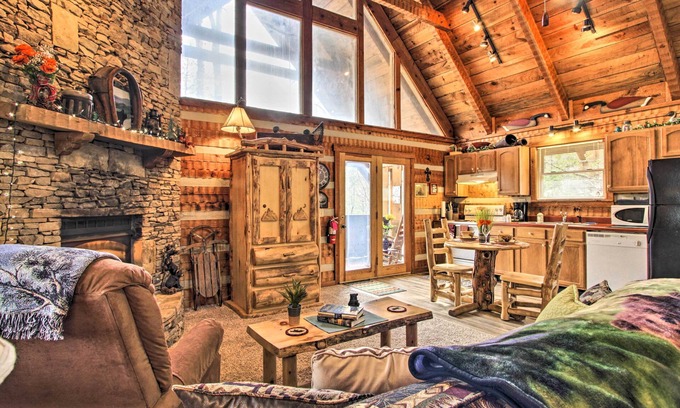 Townsend Cabin | Honey Bear Pause: Rural Escape w/Porch & Hot Tub!