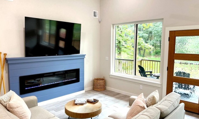 Grove House | Honey Creek Hideaway · Modern Home w/Huge Deck, 1/2 Acre, Close to Lake