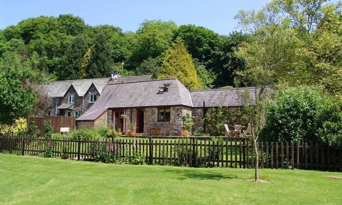 Bridestowe Cottage | HONEY HOUSE, family friendly, with a garden in Bridestowe