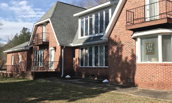 Tryon House | Honeybee Acres - 4 miles to TIEC