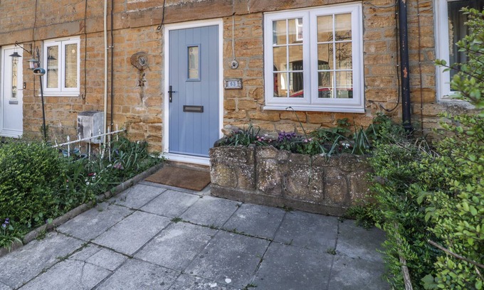 Martock Cottage | HONEYBEE COTTAGE, pet friendly, with open fire in Martock