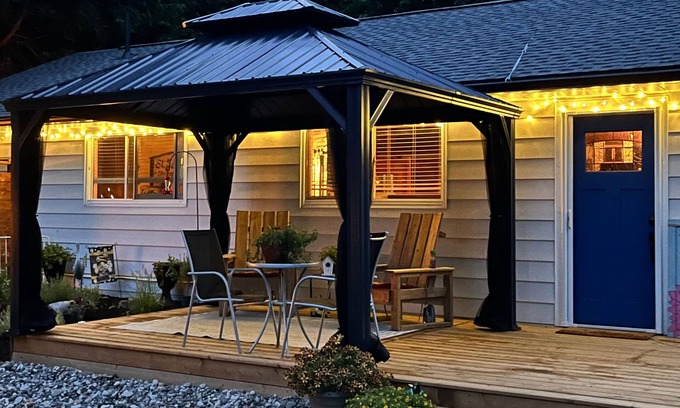 Edwardsburgh/Cardinal House | Honeybee Haven - Escape to a Serene Autumn Retreat! Dog Friendly, Free Parking.