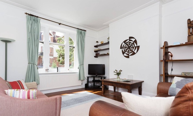 West Hampstead Apartment | Honeybourne Home, by Veeve