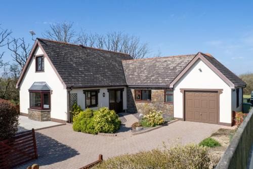 Kilgetty House | Honeyfield Lodge - Spacious Cottage Rural Views