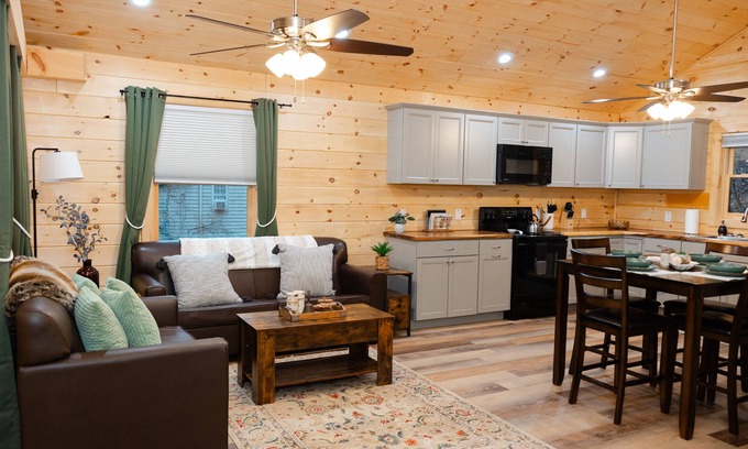 Sevierville Cabin | Honeymoon escape! Hot Tub and King bed