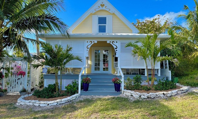 Hope Town House | Honeymoon Villa - Enchanting Retreat for Couples in Hope Town Village!