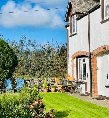 Ilfracombe House | Honeysuckle Cottage
