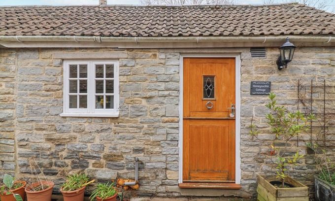 Compton Dundon Cottage | HONEYSUCKLE COTTAGE, romantic, character holiday cottage in Street
