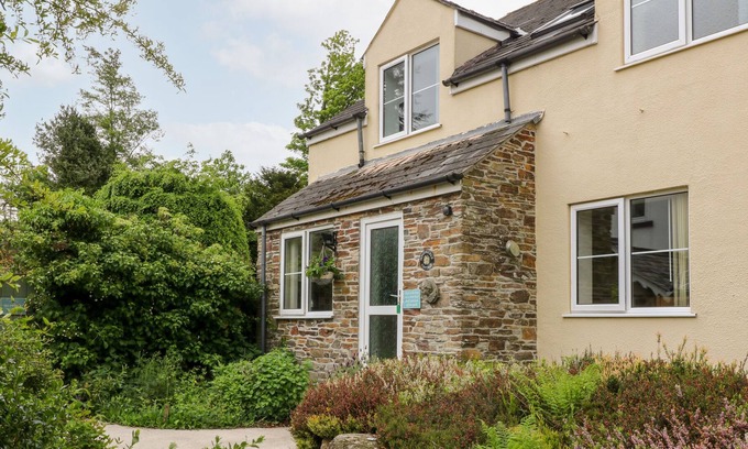 Tavistock Cottage | HONEYSUCKLE, pet friendly, country holiday cottage in Moortown