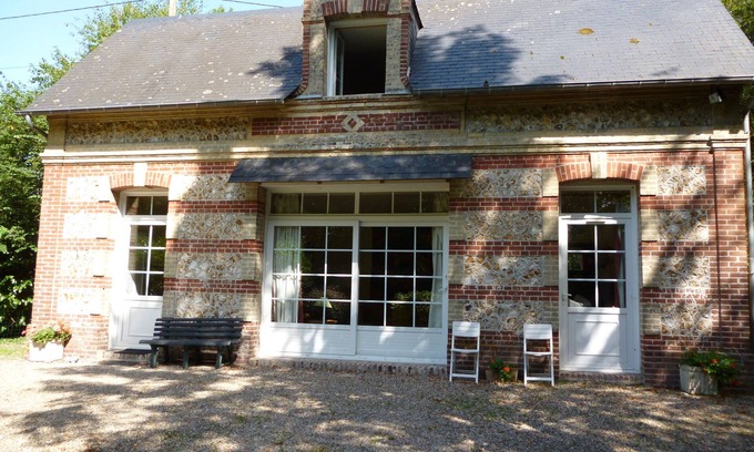 Equemauville Cottage | Honfleur, Cote de Grace, family self-catering 2 bed Gite fenced private garden