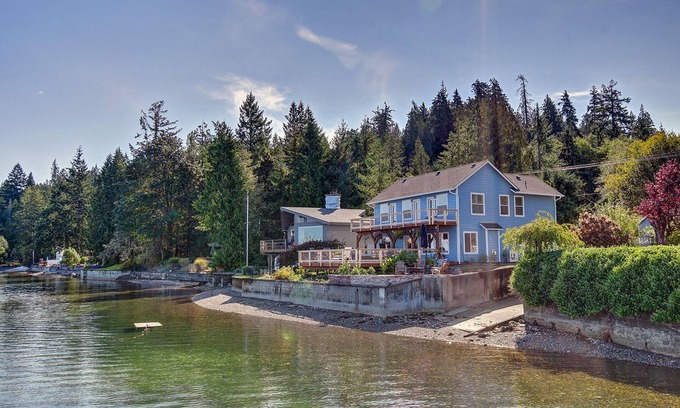 Burley House | Hood Canal waterfront five bedrooms hottub watercrafts boat launch Olympic view