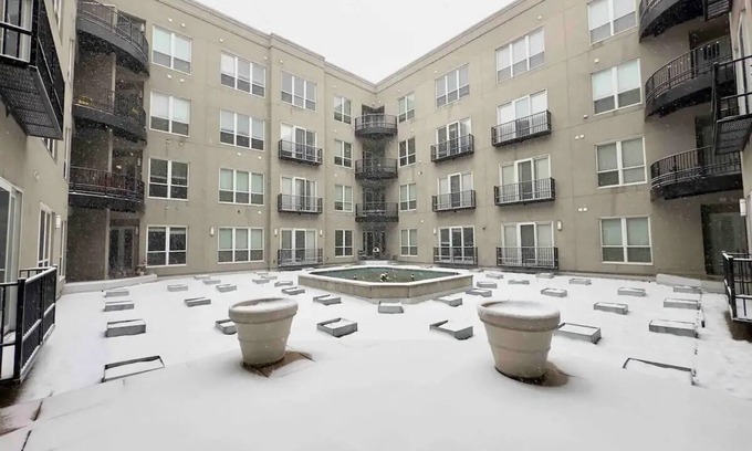 Lockerbie Square Apartment | Hoops & High Ceilings! Steps to Downtown Delights