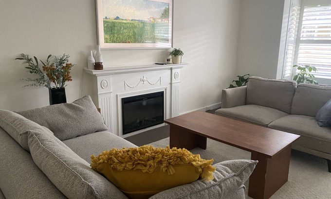 Glenelg East Villa | Hop, skip or jump to the heart of Glenelg or Morphettville Racecourse