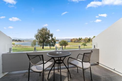 Jindabyne House | Horizons 414 - Deluxe Lake Front Studio l Pool l Tennis l WiFi