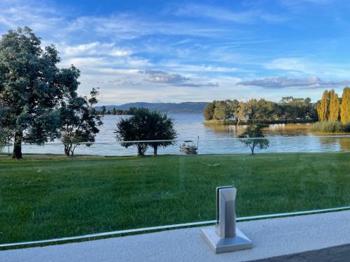 Jindabyne Apartment | Horizons 424 Lake Jindabyne Waterfront 2 Bedroom Apartment