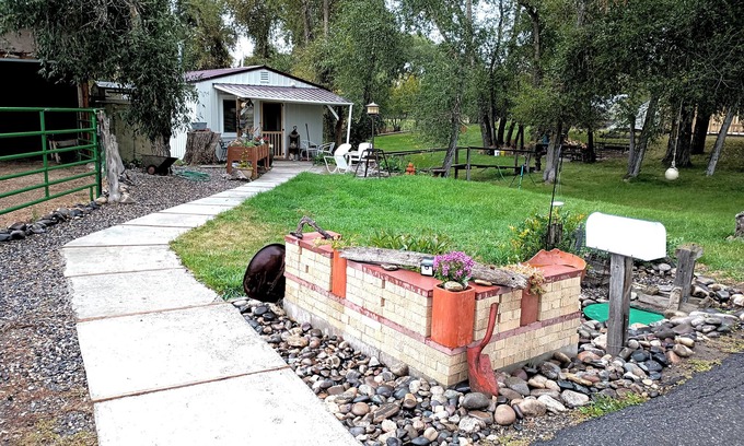 Manhattan Cabin | Horse-Heaven Cowgirl-Chic Bunkhouse on Baker Creek, 10 mins from Bozeman Airport