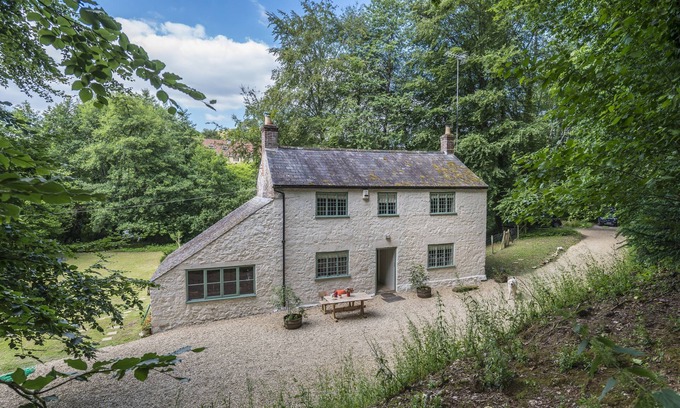 Beaminster Cottage | Horsehill Cottage -located in its own magical woodland setting near Stoke Abbot.