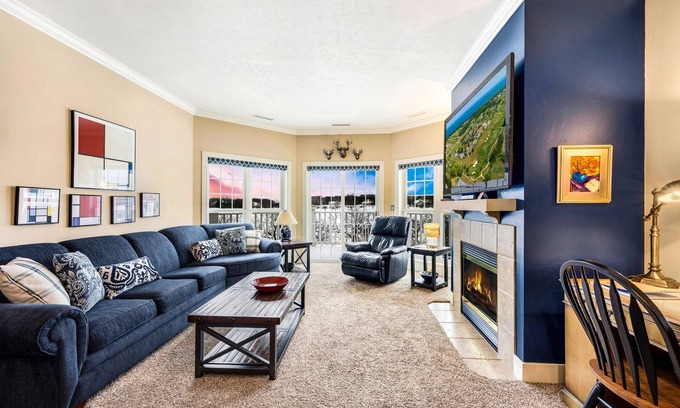 Egg Harbor Condo | Horseshoe Bay Club Cottage #4-Inclusive Golf Course and Club Access!