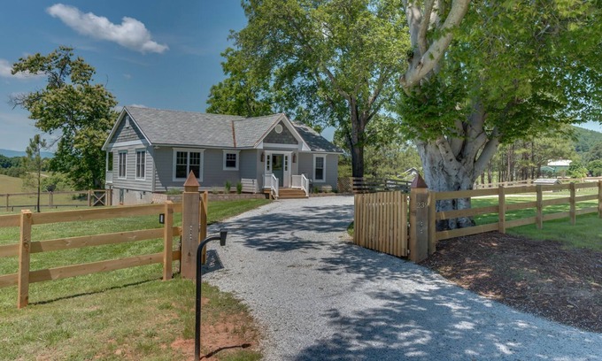 Columbus House | Horseshoe Hill | 10 Minutes to TIEC | Stables and Pasture Available Upon Request