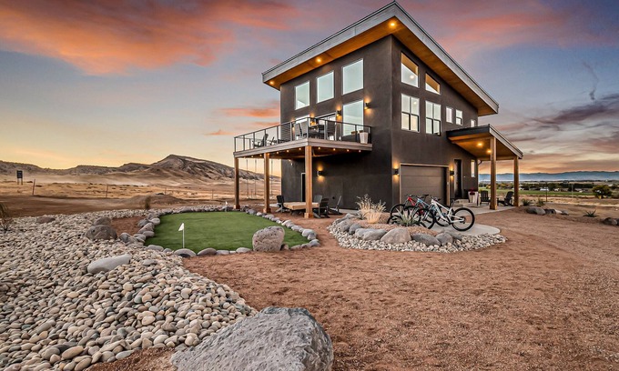 Loma House | Horsethief Hideout - Hot Tub, Firepit Table, Grill, Views
