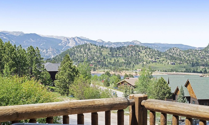 Estes Park Condo | Horsetooth Peak 26C - 1 Br Condo - Jetted Bathtub - Lake/Mountain Views!