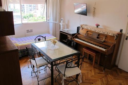 Almagro Apartment | Hosp Italiano cómodo equipado con piano luz y sol Bienvenidos!